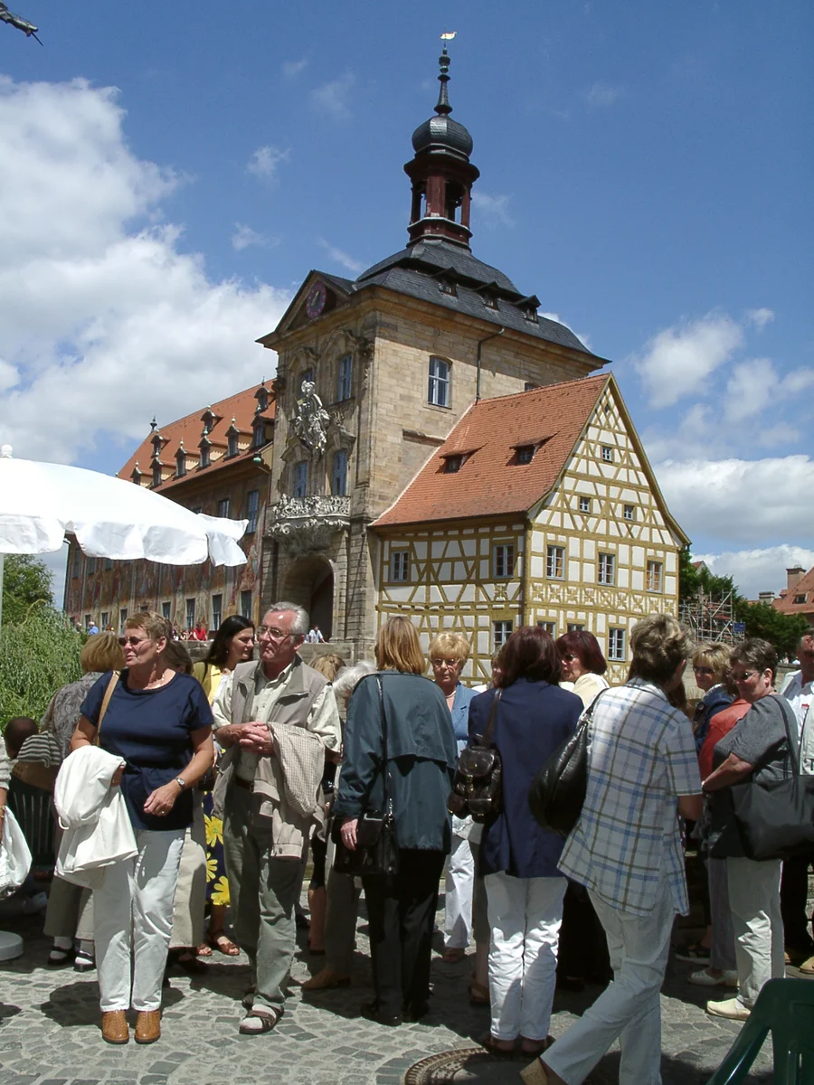 Passanten auf dem Geyerswörthsteg mit altem Rathaus in Bamberg im Hintergrund (BOe_06210008)