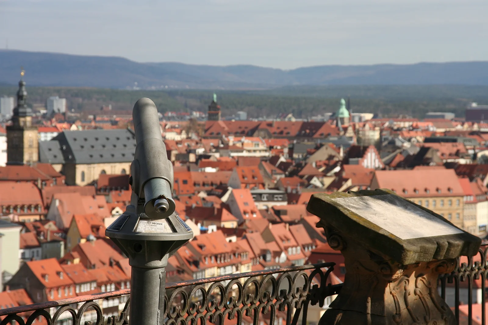 Blick vom der Panoramterasse von St. Michael auf Bambergs Dächerlandschaft und ins BAmberger Land