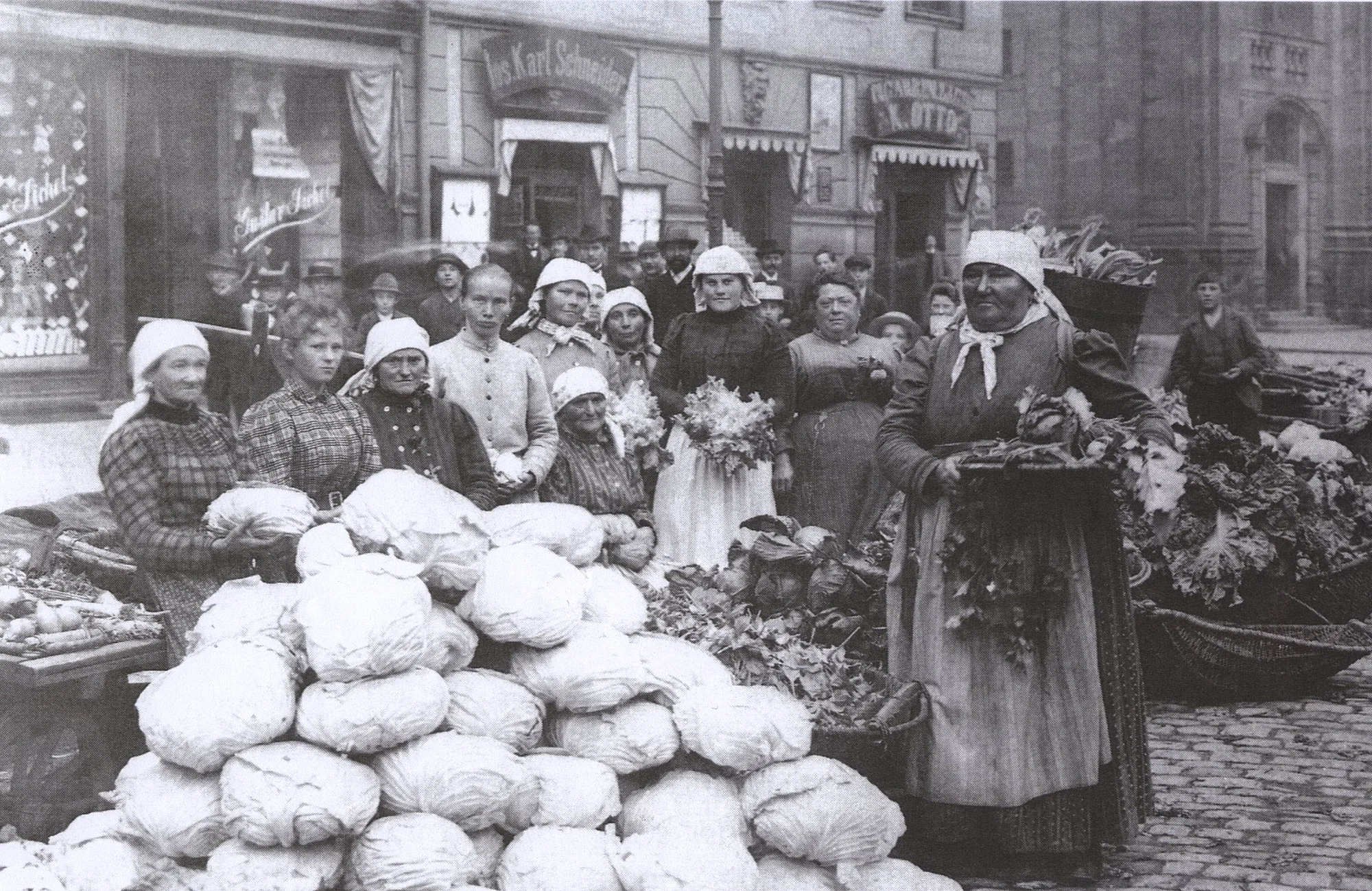 'Hörnla, Bier und Zwiebeltreter' - A culinary tour This culinary tour is not only about the 1000-year-old tradition of brewing in Bamberg, but also provides an insight into the culture of eating in the city, which has much going for in addition to two different kinds of croissants. The walk is completed by trying some of those culinary offers, which make it an ultimate sensation of taste.