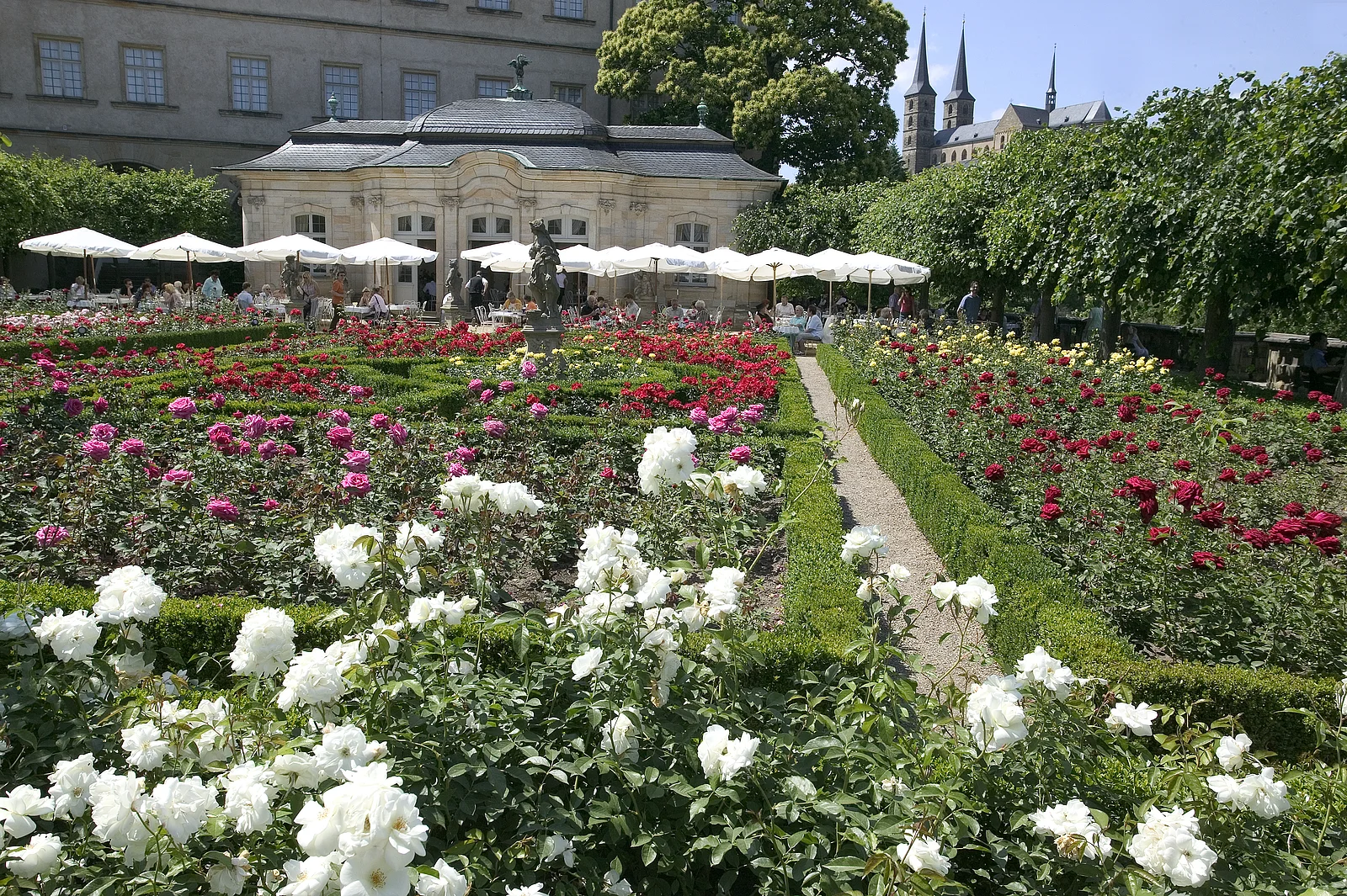 Der Rosengarten der Neuen Residenz bezaubert vor allem im Sommer und bietet wundervolle Ausblicke über die Stadt und zu St. Michael