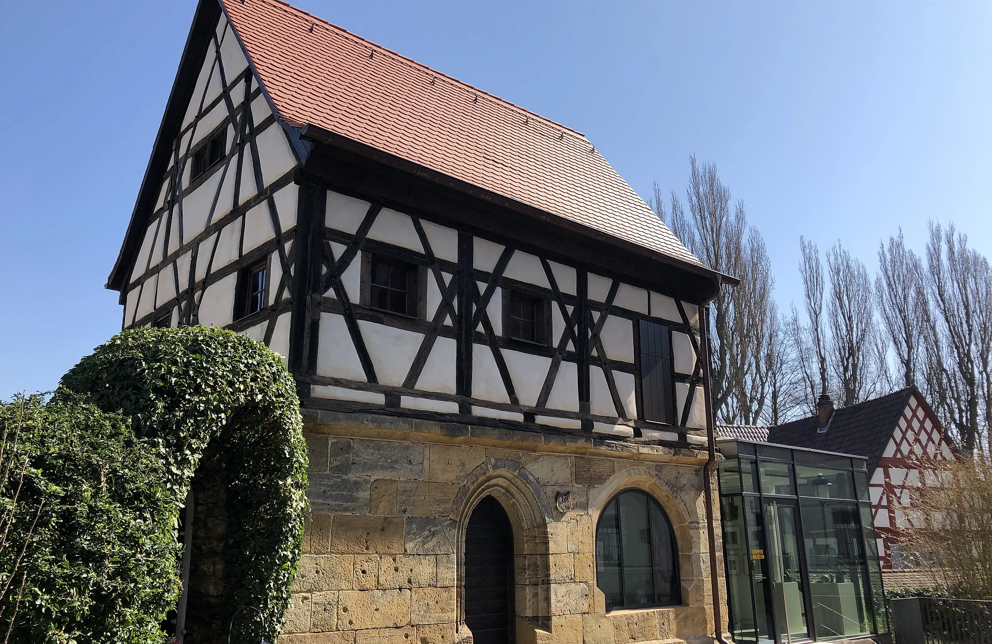 m Beinhaus hinter der Baunacher Pfarrrkirche zeigt ein neues Krippenmuseum die Krippensammlung von Domkapitular Jürgen Lenssen. Rund 150 Darstellungen sind in dem 1543 erbauten Fachwerkhaus zu bewundern.