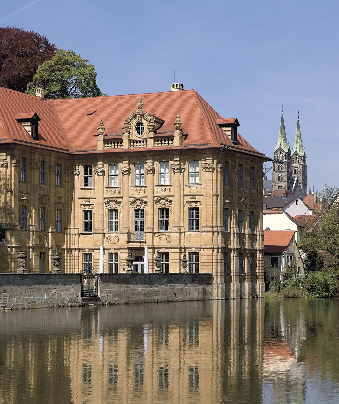 Already three years after finishing the Böttingerhaus, Ignaz Böttinger had the baroque Moated Castle Concordia built between 1716-1722 by the architect Johann Dientzenhofer. The building hosts the International House of Artists Villa Concordia nowadays. You will have the nicest view from the opposite riverbank, the Mühlwörth.