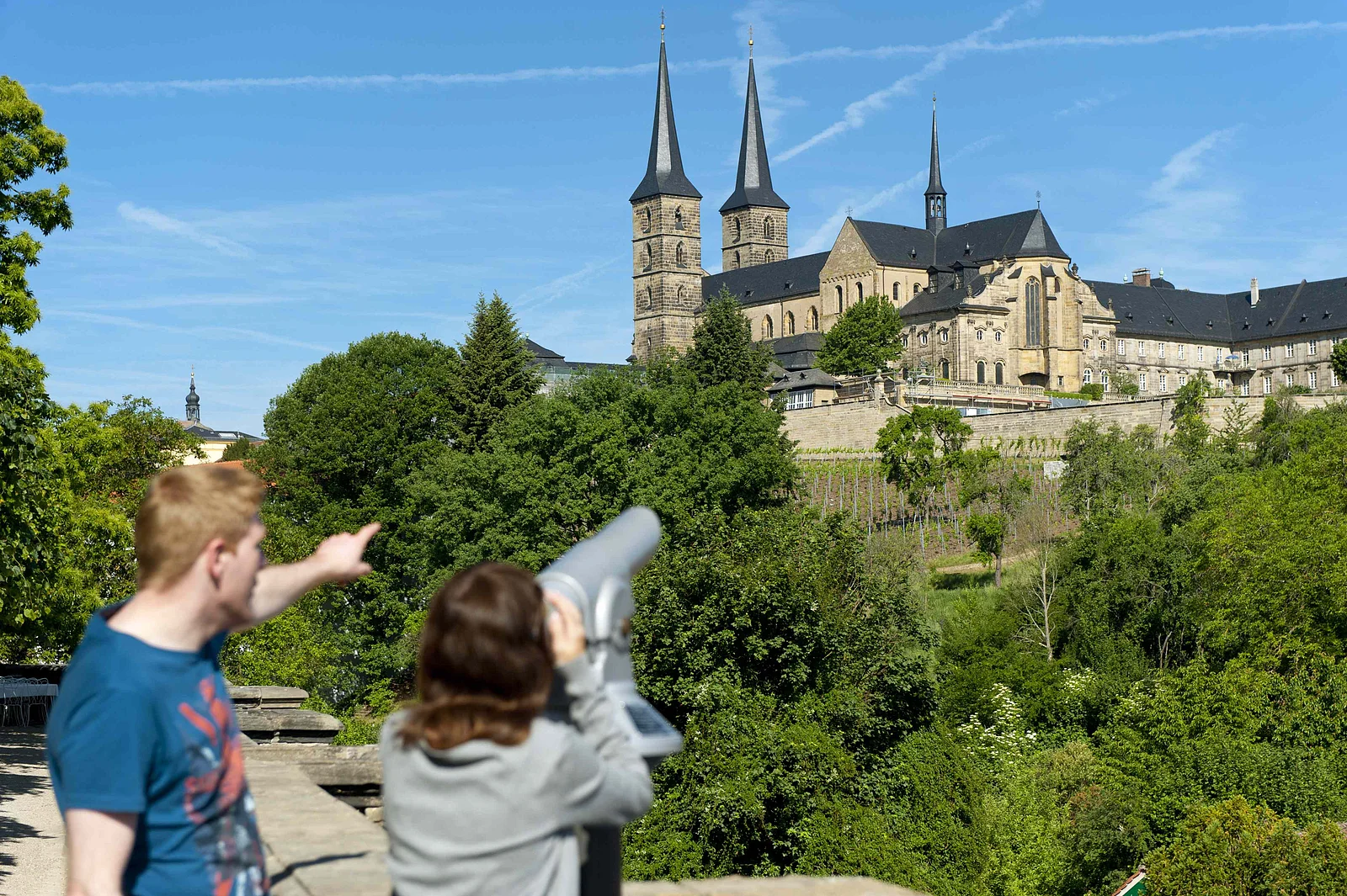 Vom Rosengarten des Residenzschlosses kann man Bambergs beeindruckendes Kloster St.Michael in seiner vollen Pracht bewundern.