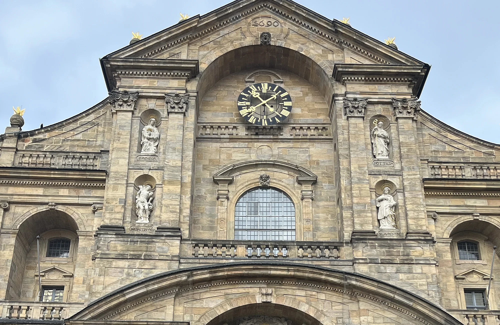 Die Kirche St. Martin mitten in der Fußgängerzone am Grünen Markt