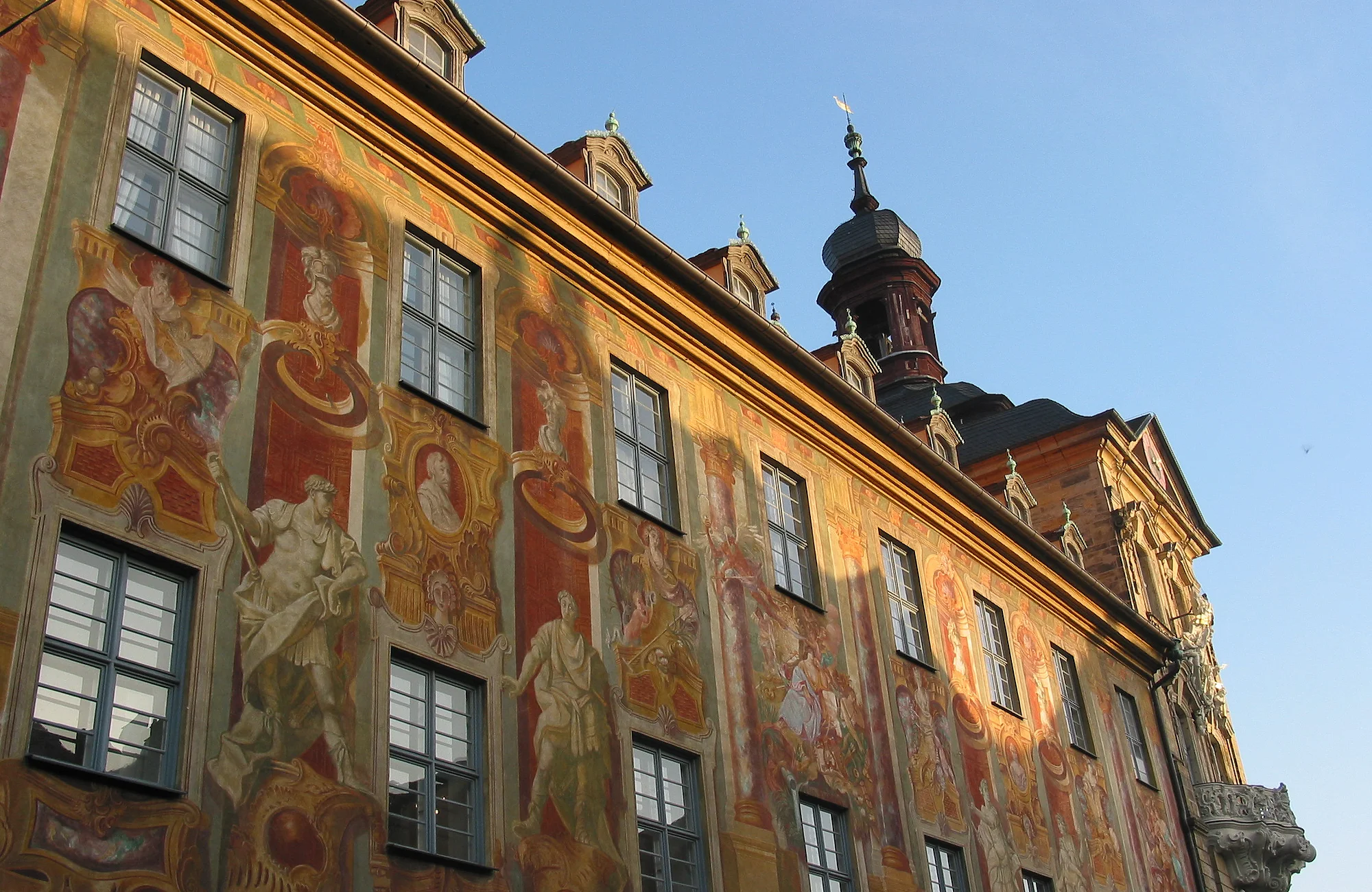 The Old Town Hall A bridge crossed the river already in the early 11 th century. Built in the middle of the 14th century, the town hall was rebuilt after a disasterous fire in 1440 by Bamberg's citizens. Michael Küchel redesigned it in rococo and baroque style between 1744-1756. Beside the beautiful architecture, in particular the fescos captivate by their plasticity.