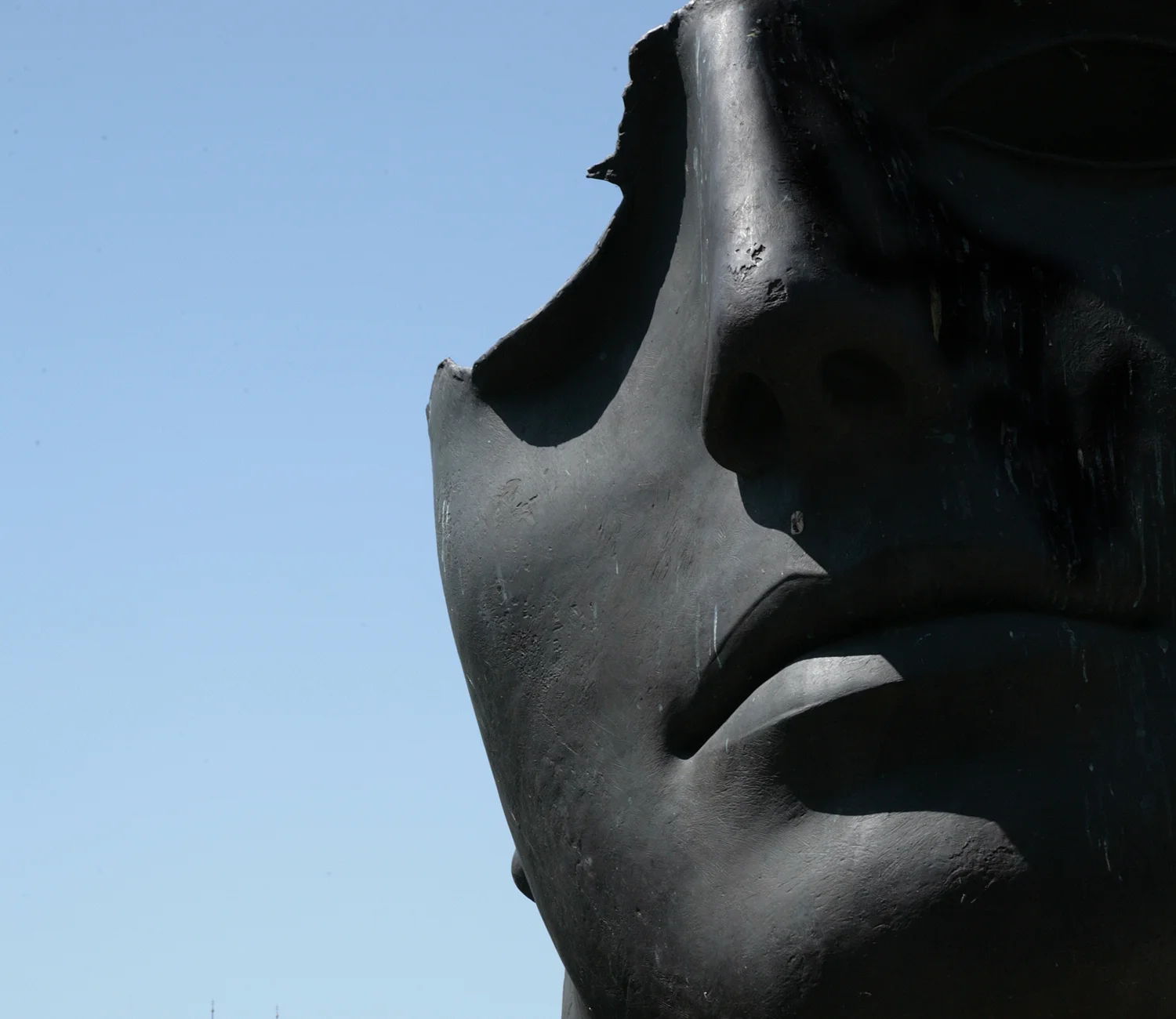 This big bronze sculpture is made by the artist Igor Mitoraj. He combines antique heads, torsos and characters of the ancient world with modernity in a deliberately violating way.