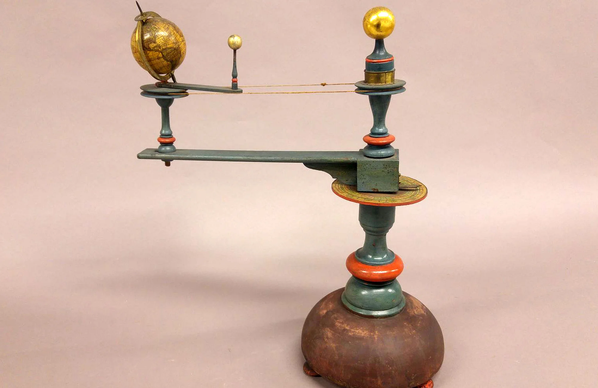 Ein Planetenmodell aus dem Jahr 1791 Das Planetenmodell von Johann Bernhard Bauer (1752-1839), 1791, Holz, Messing, Sonne vergoldet, Inv.Nr. 12/83 wird gezeigt im Historischen Museum Bamberg.