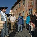 Enjoy stories told by a guide in Baroque robe. The guide talks pleasurably in conversation tone about the most beautiful sights of Bamberg from the point of view of his period.