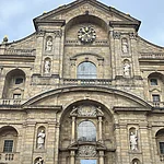 Die Kirche St. Martin mitten in der Fußgängerzone am Grünen Markt
