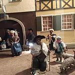 Gastwirt und Nachtwächter vor "Blaue Glocke"