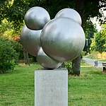 The stainless steel figure by the Nuremberg artist Michaela Briet has been standing on the banks of the Adenauer in Bamberg since 2024 and is part of the “Art Encounters on the Canal” project of the Regnitz Cycle Path canal route.
