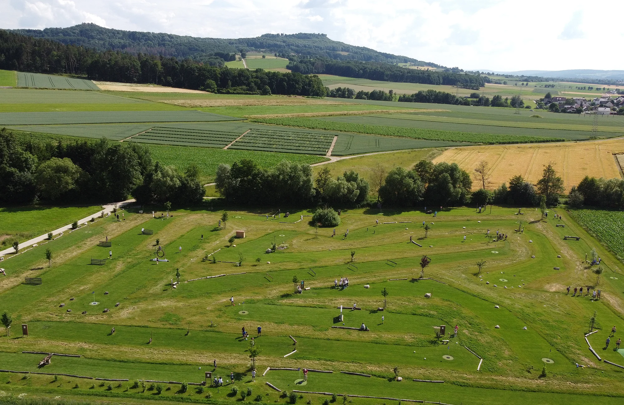 Fußballgolf Obermain Football golf is a new sport for everyone from 4 years old to old age. Footballers don't necessarily have an advantage here. The large 18-hole course with a total course length of approx. 1,350 m is located at the foot of Vierzwei Heiligen Heiligen above Grundfeld in the middle of the beautiful Main Valley between Bad Staffelstein and Lichtenfels.