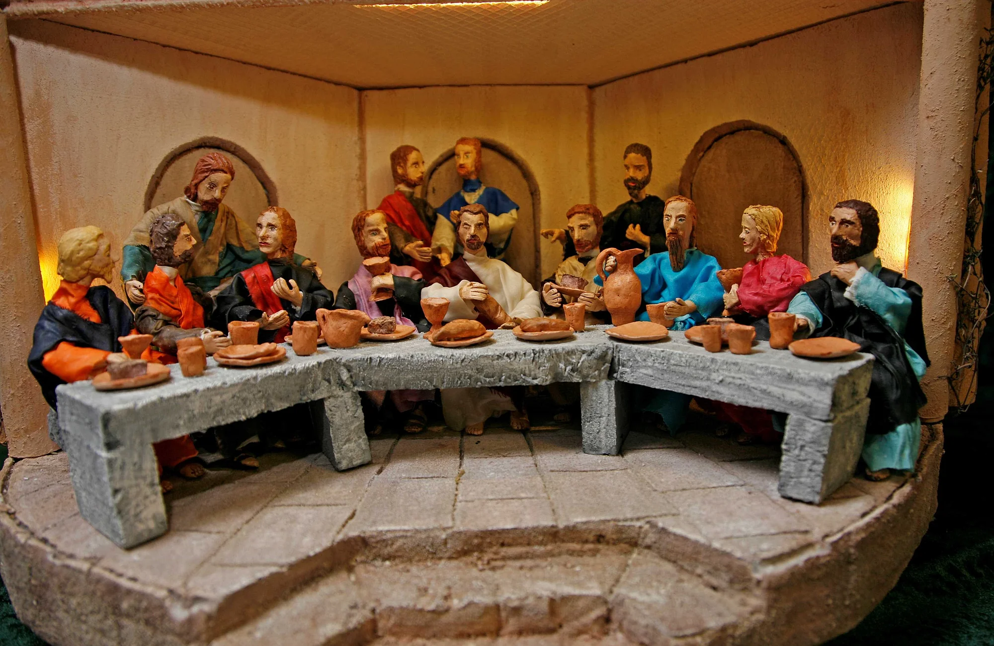 Osterausstellung im Krippenmuseum "Alte Schule hirschaid" mit Passionskrippen und Ostereiern aus aller Welt.