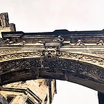 Widderkopfmaske am höchsten Punkt des Torbogens der Schönen Pforte, dem Prachtportal der Alten Hofhaltung in Bamberg.