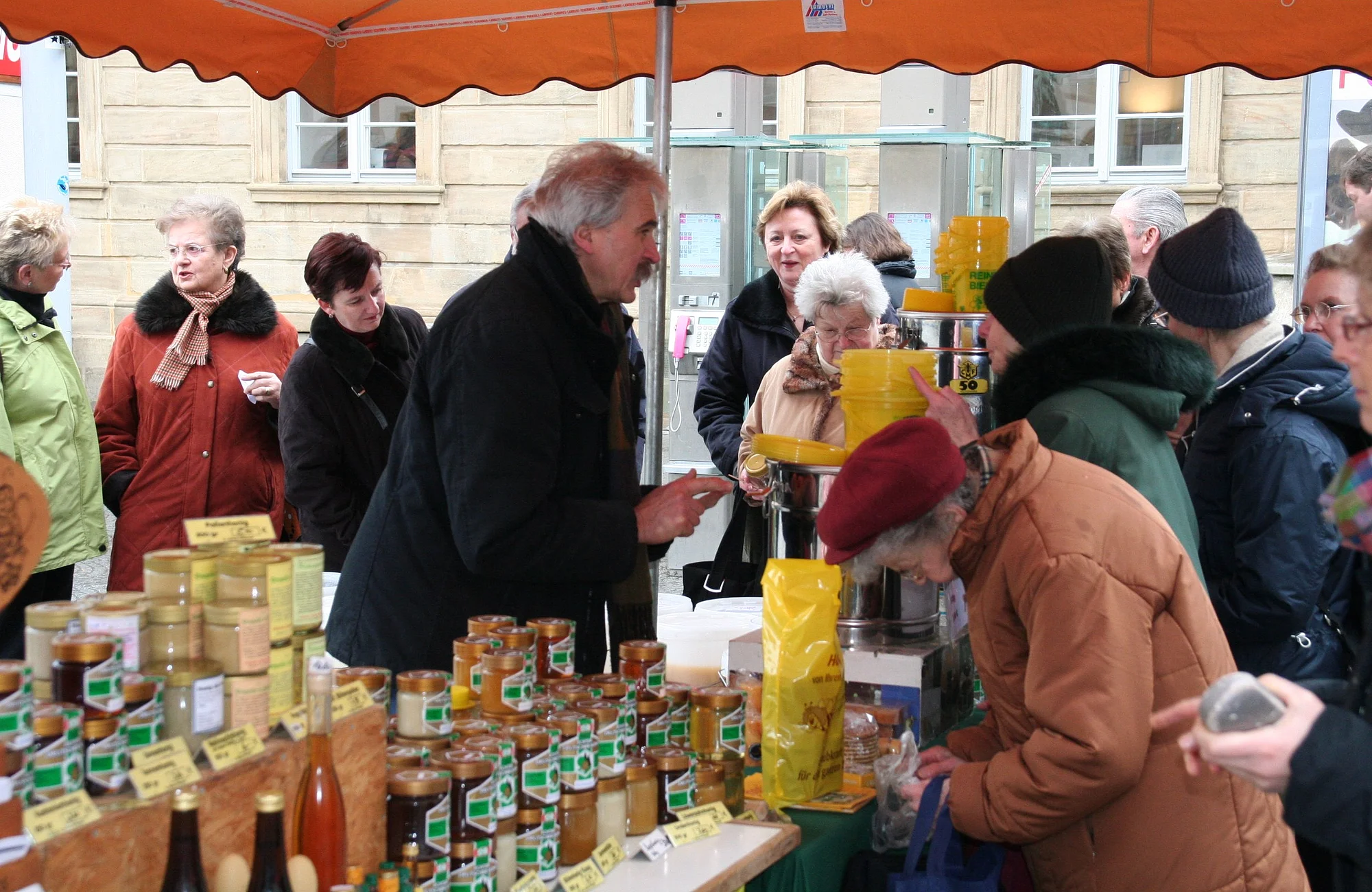 Honigvielfalt auf dem Maxplatz Traditioneller Honigmarkt im vorderen Bereich des Maxplatzes