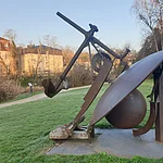Am Schiffbauplatz in Bamberg steht die „Ankerfigur“ des Schweizer Bildhauers Bernhard Luginbühl.