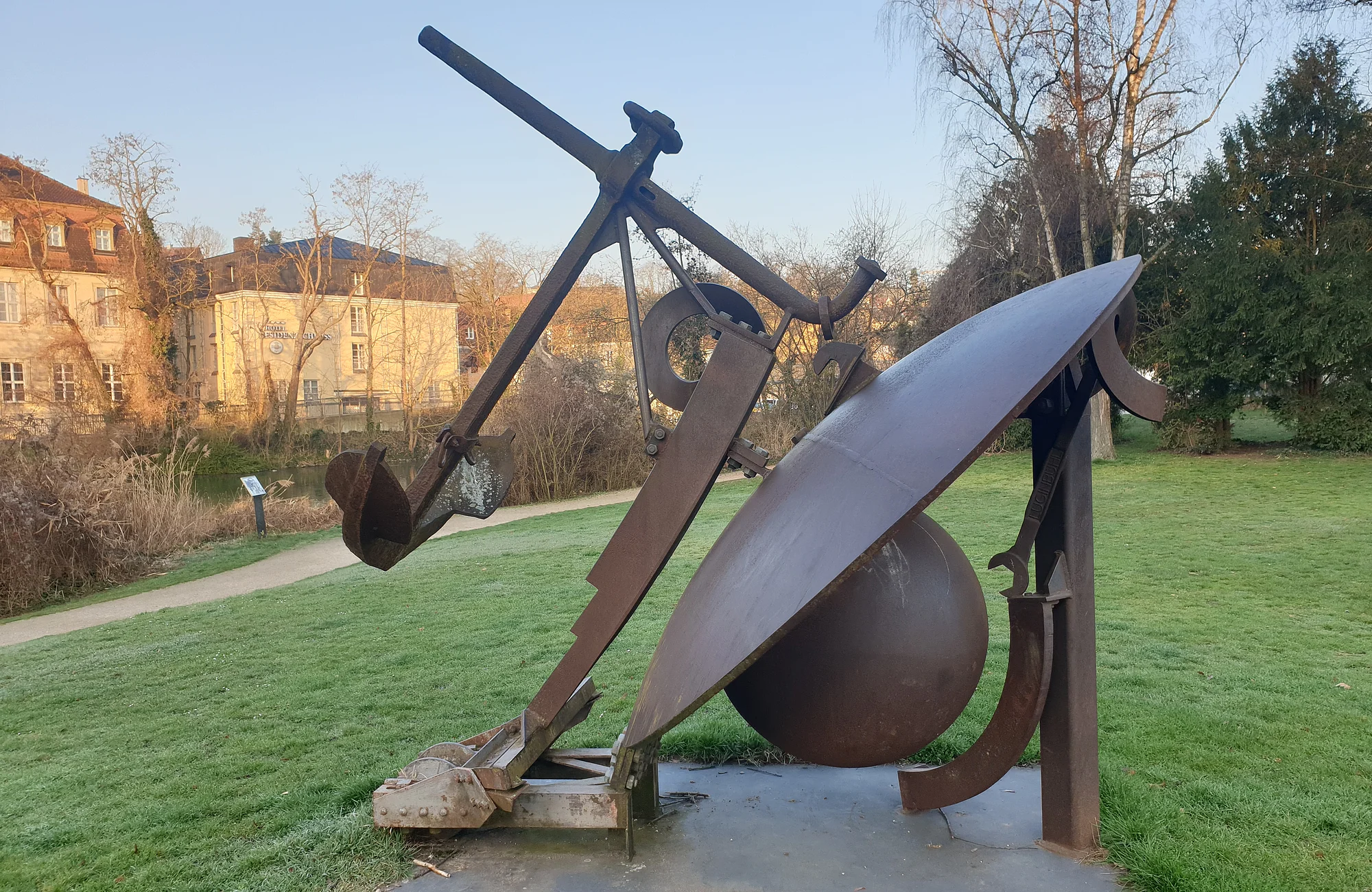"Ankerfigur 2002" (“Anchor figure 2002”) by Bernhard Luginbühl Am Schiffbauplatz in Bamberg steht die „Ankerfigur“ des Schweizer Bildhauers Bernhard Luginbühl.