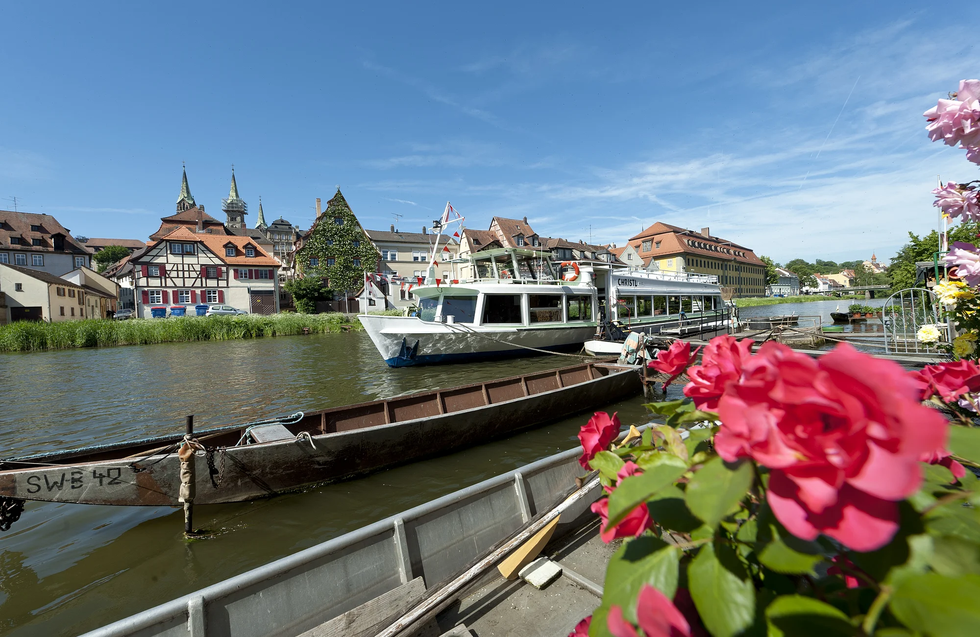 The former fishermen's settlement is lovingly called 'Little Venice'. It consists of a gorgeously decorated row of half-timbered houses with mainly medieval basic structure. Tiny front gardens, where you can find piers for the boats, string together along the riverside and shape a romantic ensemble. You can pass this unique row of houses by excursion boat.