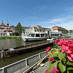 The former fishermen's settlement is lovingly called 'Little Venice'. It consists of a gorgeously decorated row of half-timbered houses with mainly medieval basic structure. Tiny front gardens, where you can find piers for the boats, string together along the riverside and shape a romantic ensemble. You can pass this unique row of houses by excursion boat.