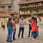 Eine Stadtführungsgruppe steht in der Alten Hofhaltung