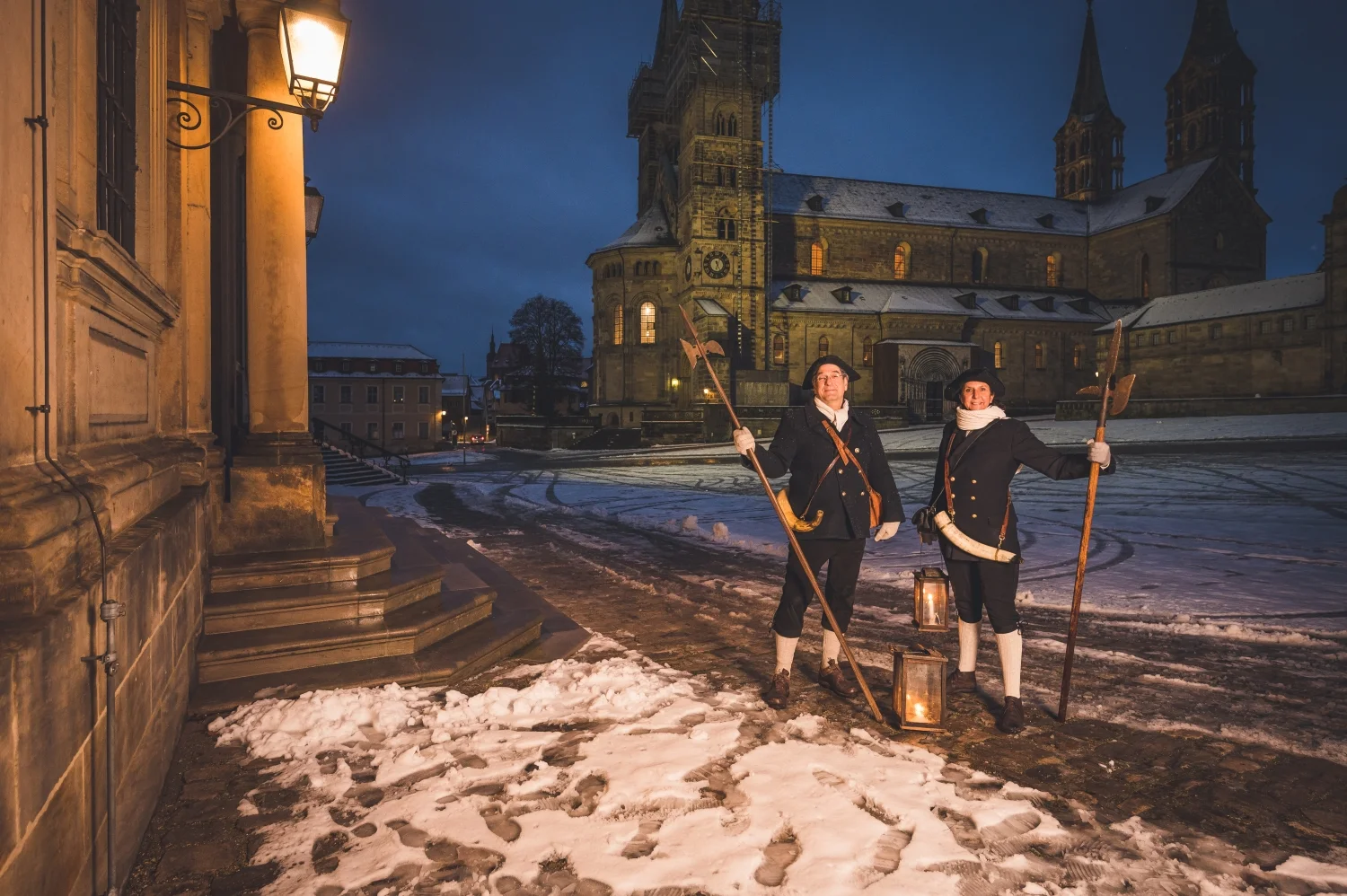 Nachtwächters Winterwacht Die Bamberger Nachtwächter auf dem verschneiten Domplatz
