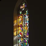 Lüpertzfenster in der Kirche St. Elisabeth Bamberg - „Was ihr für eines meiner geringsten Geschwister getan habt, das habt ihr mir getan.“
Mt 25,40