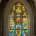 Lüpertzfenster in der Kirche St. Elisabeth Bamberg - Süßer Jesus tot + Auferstehung, Nackte bekleiden