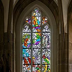 Lüpertzfenster in der Kirche St. Elisabeth Bamberg - Alte Frau, Almosen geben