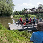 Die Pettstadter Fähre bringt die Radler von einer Seite der Regnitz auf die andere.