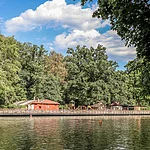 Die Hainbadestelle, aufgenommen vom anderen Ufer der Regnitz