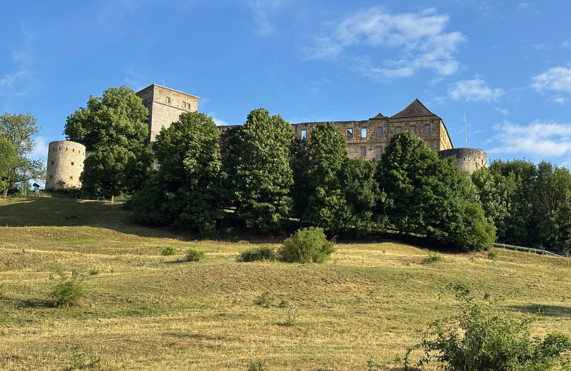 Die Giechburg bei Scheßlitz Die Giechburg ist ein beliebtes Ausflugsziel mit einer Gaststätte, die Platz für Tagungen und kulturelle Veranstaltungen bietet. In 520 Metern Höhe bietet sie einen fantastischen Blick über das Bamberger Land. Im Bergfried der Giechburg finden regelmäßige Kunstausstellungen statt.