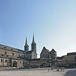 On a long tour you will experience how unique Bamberg is. You will still feel the charm of the past in the historical ensemble of the city with the cathedral, churches and monasteries, with bridges, narrow alleys and squares, with half-timbered houses and baroque facades.