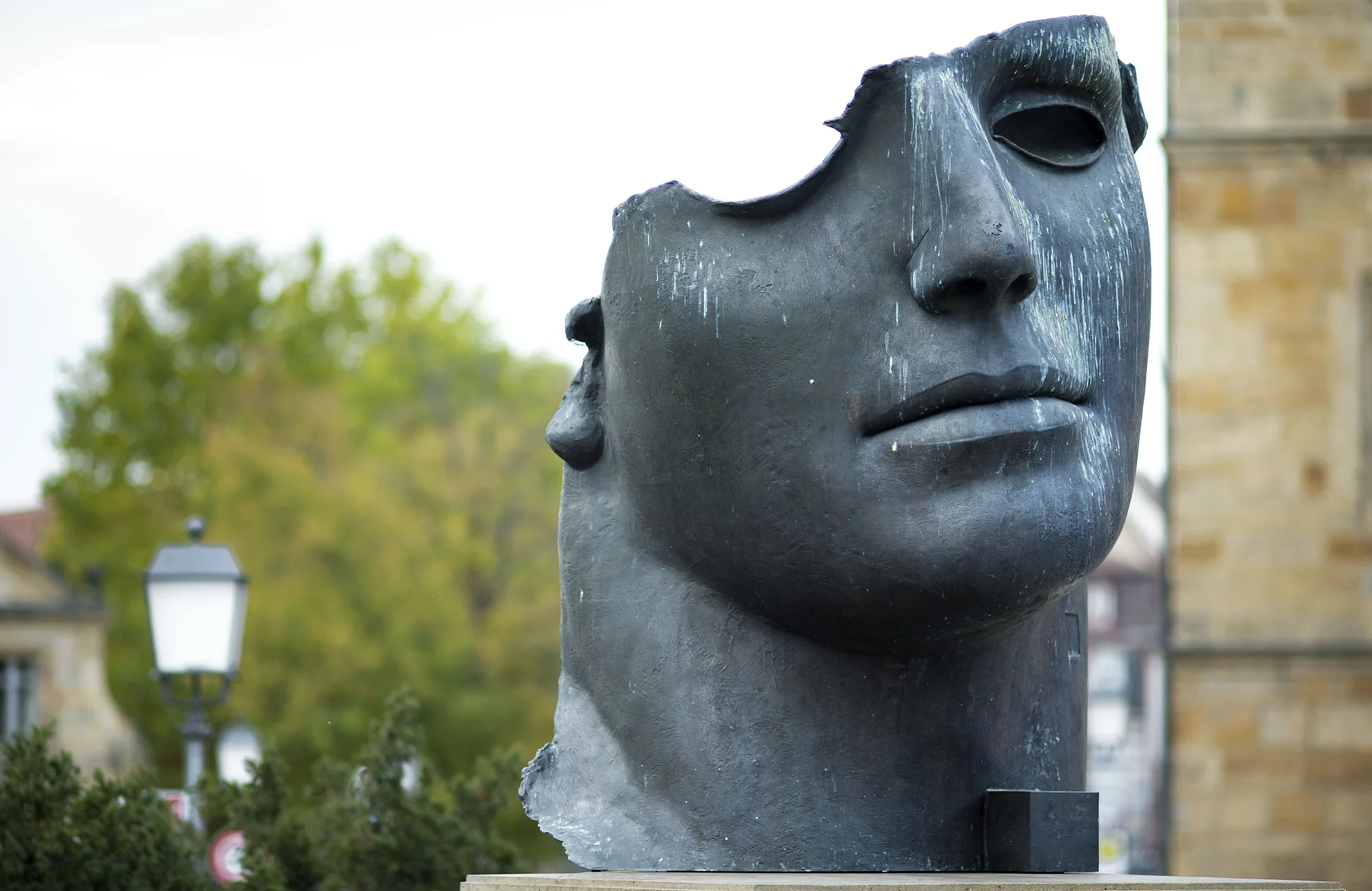 Die Bronzeplastik „Centurione I", des polnischen Bildhauers Igor Mitoraj, wurde im Jahre 1987 geschaffen und verbindet antike Formen mit modernen Elementen des Verfalls.