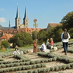 Kunstwerk Labyrinth auf dem Schöpfunsgweg bei Bamberg mit St. Michael im Hintegrund