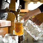 Frisch gezapftes Bier in der Brauerei Spezial.