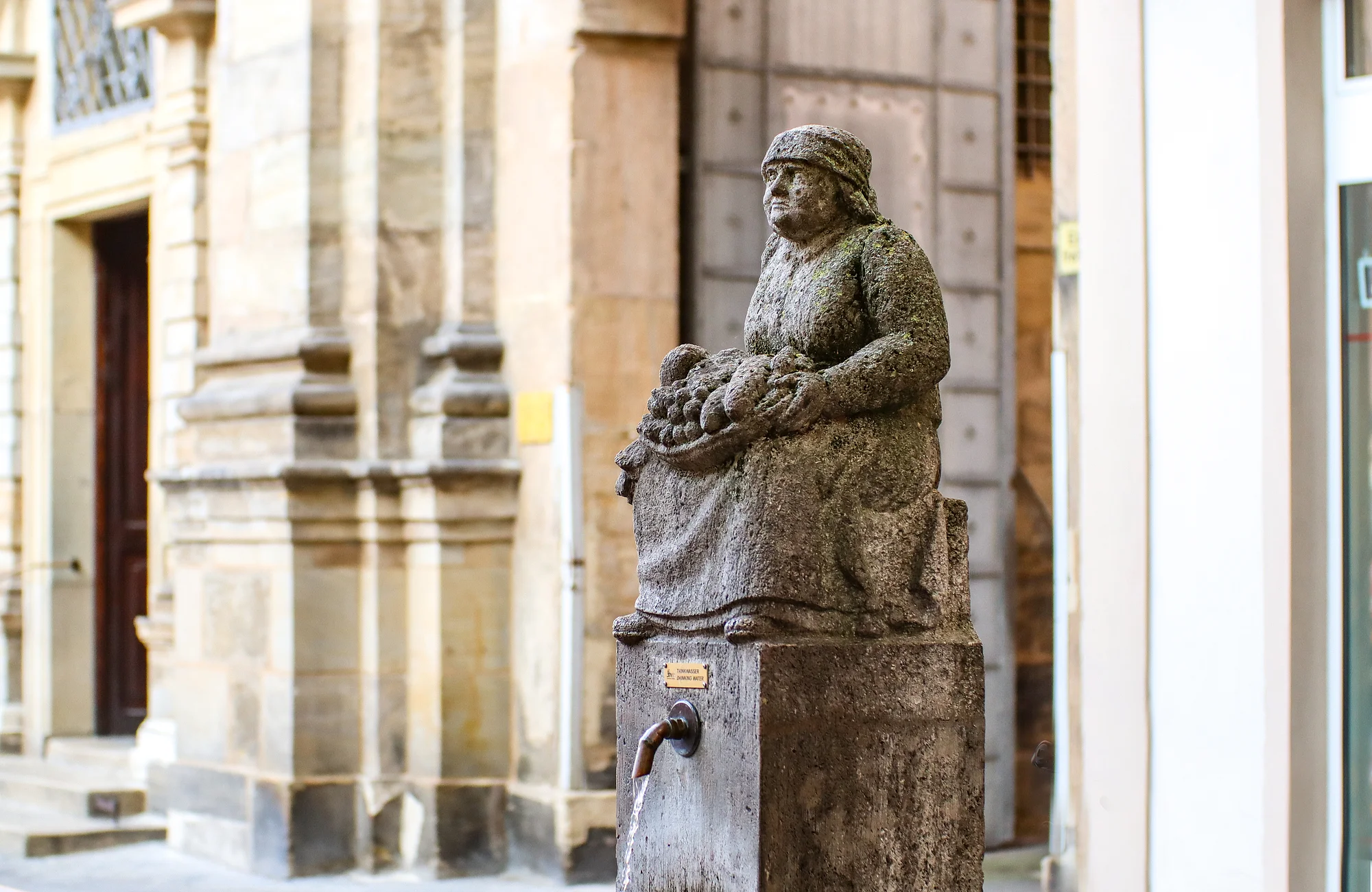 Der Humsera Trinkwasserbrunnen in der Bamberger Fußgängerzone neben den Gemüseständen.