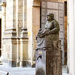 Der Humsera Trinkwasserbrunnen in der Bamberger Fußgängerzone neben den Gemüseständen.