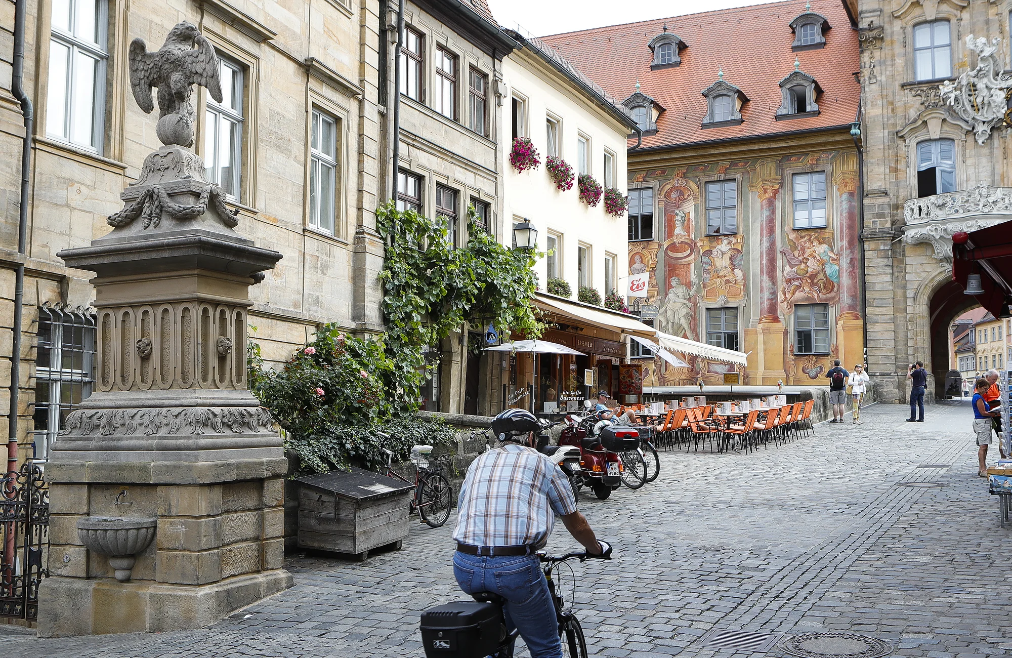 Der Adlerbrunnen in der Karolinenstraße Ecke Obere Brücke am Alten Rathaus ist der dritte Trinkwasserbrunnen, den die Stadtwerke in Betrieb genommen haben. Er spendet seit Mitte Juli 2017 kostenlos frisches Trinkwasser.