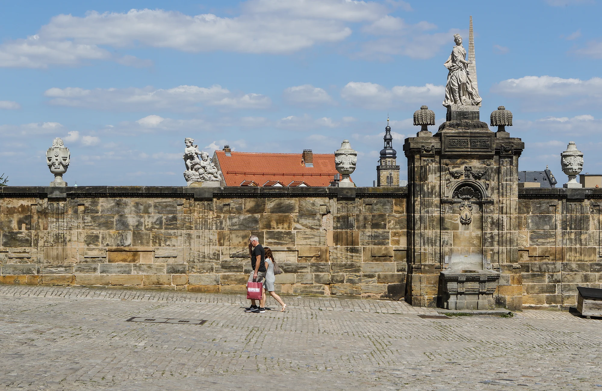 Fountain in the Trautmannsmauer Der Trinkwasserbrunnen am Domplatz in der Nähe der Residenz und der Alten Hofhaltung spendet den Domplatzbesuchern frisches Trinkwasser.