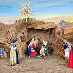 Die Krippe von Karl-Heinz Exner zeigt die Szene Anbetung der Könige und wird 2023/2024 in der Tourist Information Bamberg präsentiert