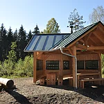 Im grünen Klassenzimmer lässt sich beim Walderlebnispfad "Erlebe-Bruder-Wald" eine Pause machen oder es kann eine kleine Unterrichtseinheit eingelegt werden.