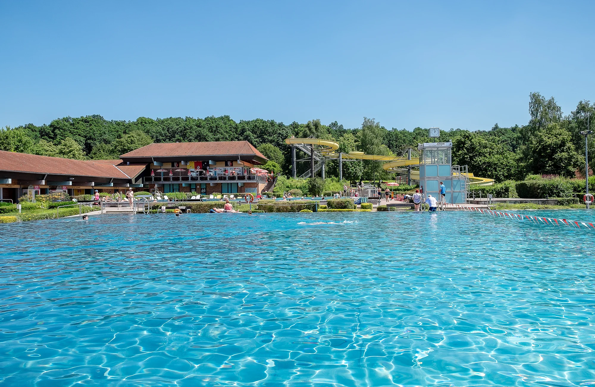 Freibad Aquarena Zapfendorf Das Freibad Aquarena Zapfendorf liegt im herrlichen Obermaintal zwischen Bamberg und Bad Staffelstein. Besucher jeden Alters können hier beim Schwimmen, Rutschen, Sonnen und Saunieren sowohl Badespaß als auch Erholung erleben. Besonders beliebt ist natürlich die einzigartige Wasserrutsche mit 120 m Länge.