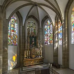 Thema der Fensterentwürfe von Markus Lüpertz sind Szenen aus dem Leben der heiligen Elisabeth, verbunden mit den sieben Werken der Barmherzigkeit aus der Bibel.