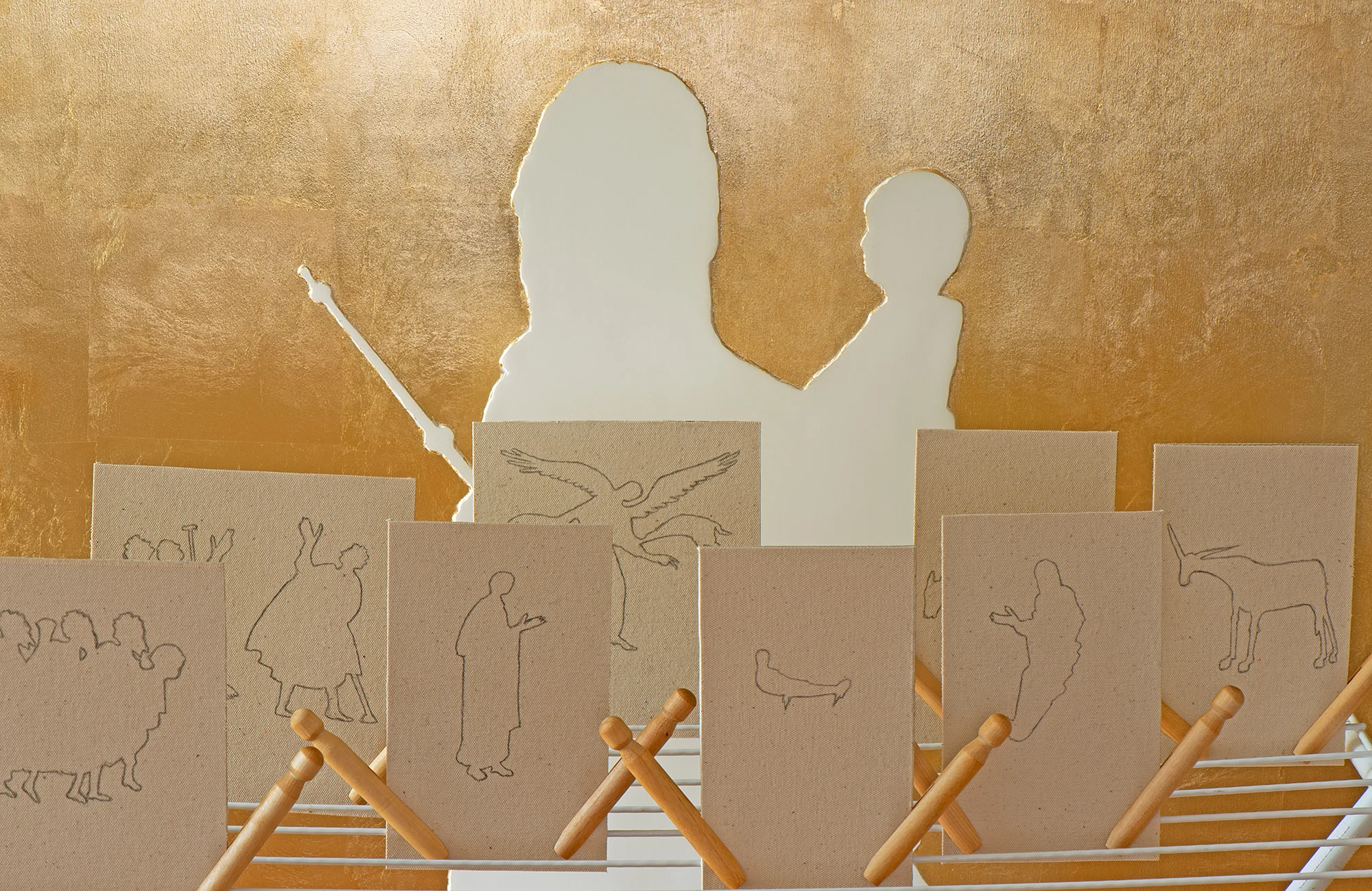 Frisch gewaschen - Eine Weihnachtskrippe auf dem Wäscheständer Die Weihnachtskrippe auf einem Wäscheständer wird ergänzt durch ein Wandbild, das auf das Gnadenbild der Maria mit dem Kinde aus der Oberen Pfarre in Bamberg anspielt.d