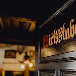 Der altehrwürdige Brauereiausschank zu Füßen des Domes verwöhnt Sie mit Bambergs historischer Spezialität "Aecht Schlenkerla Rauchbier" direkt vom Eichenholzfass gezapft. Bamberg und sein Schlenkerla, verbunden seit Jahrhunderten.