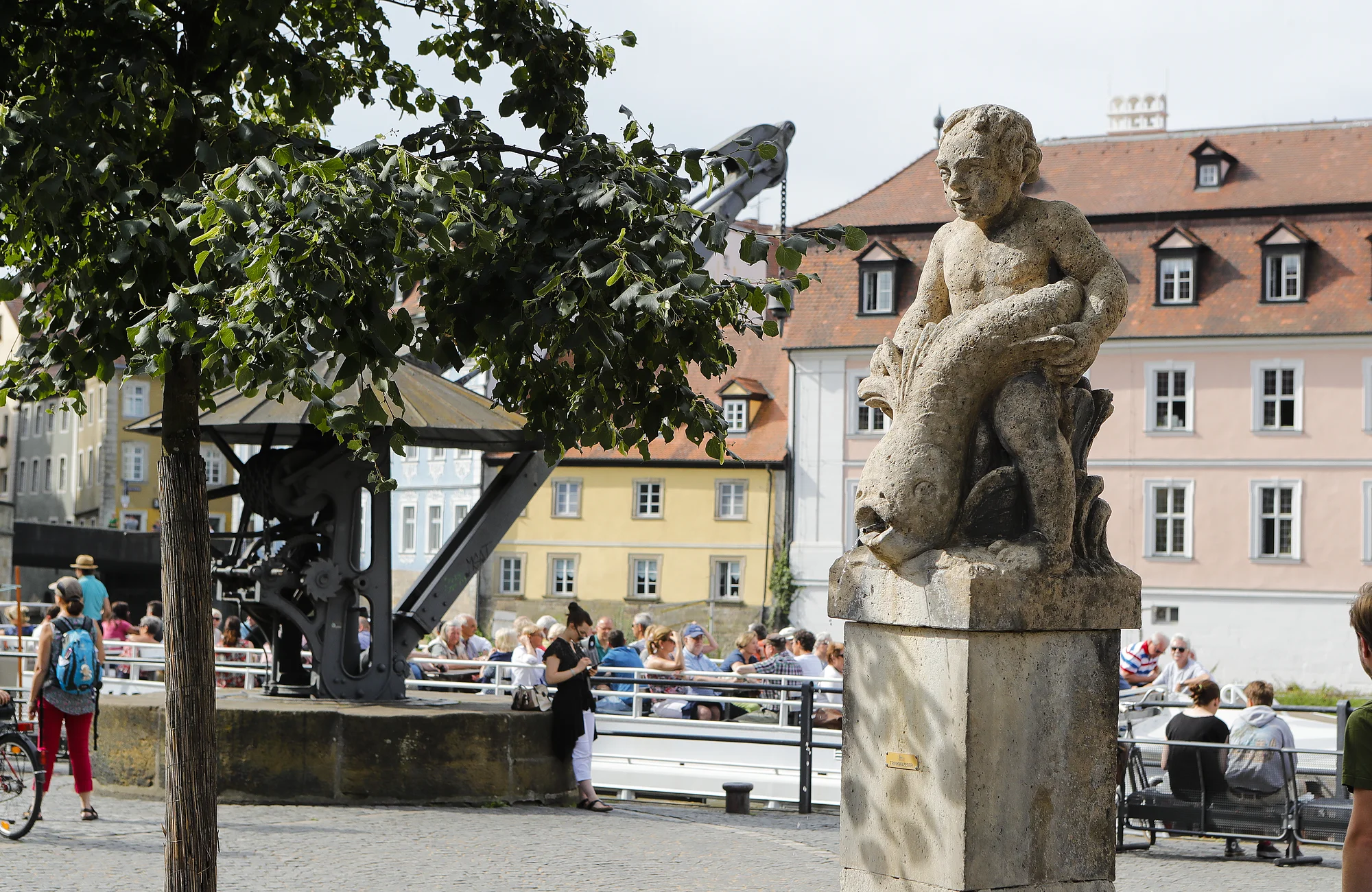 The drinking water fountain at the crane points to the former function of this square - the fish market!