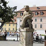 The drinking water fountain at the crane points to the former function of this square - the fish market!