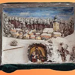 Wandrelief: Blick aus dem Kinderzimmer auf jetziges Heimatdorf der Künstlerin