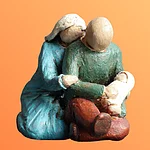 Die Taschen-Krippe zeigt die Szene "Josef wiegt das Kind"