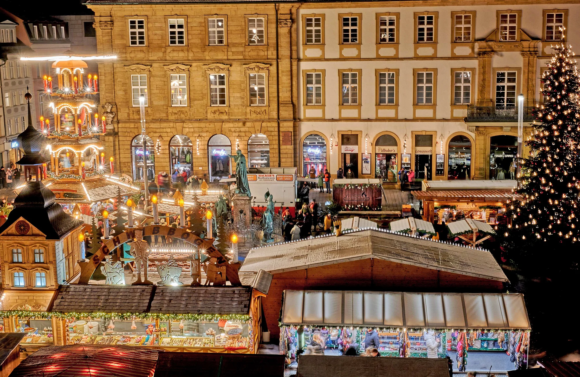Bamberger Weihnachtsmarkt Der Bamberger Weihnachtsmarkt am Maiximiliansplatz in der Fußgängerzone
